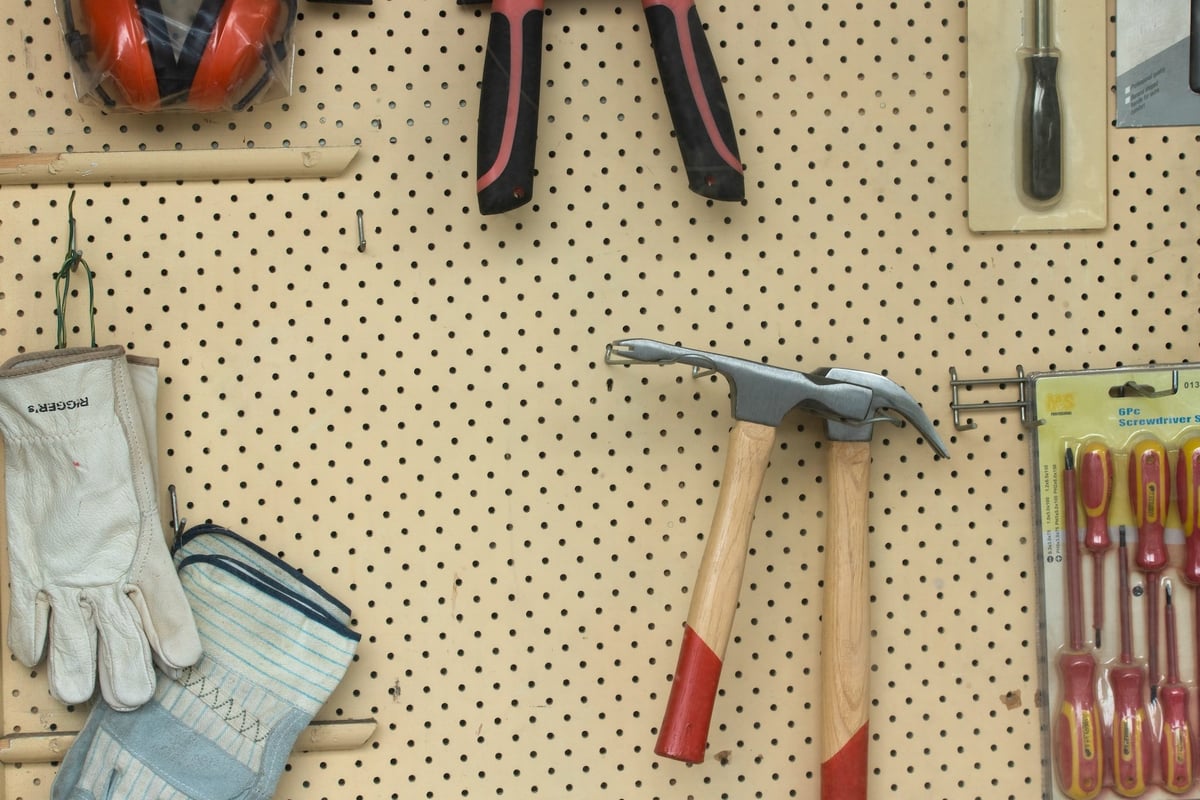 DIY-vs.-Professional-Renovations-When-to-Hire-a-Contractor-and-When-to-Go-It-Alone-3-1